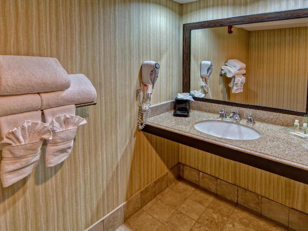 Clarion Hotel & Suites Conference Center Memphis Airport Екстер'єр фото
