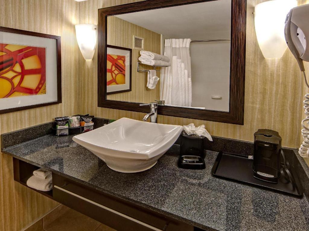 Clarion Hotel & Suites Conference Center Memphis Airport Екстер'єр фото